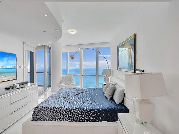 4th image of 17121 Collins Ave APT 3206