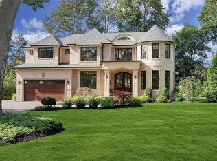 18 Country Club Dr, Port Washington, NY 11050