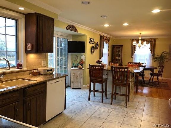 3rd image of 28 Crescent Dr
