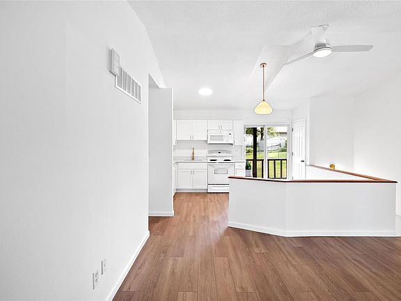 5th image of 11016 Florence Ave