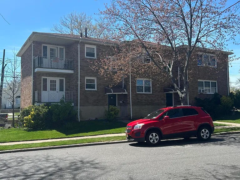 164 Beach Rd — Photo 1