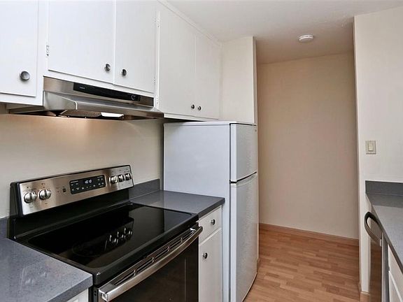 3rd image of 1470 Creekside Dr APT 11