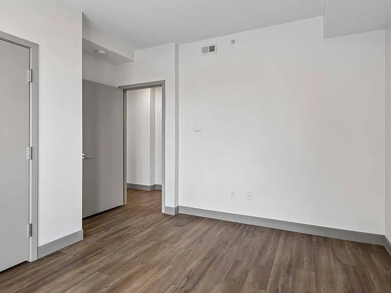 Midtown Crossing Apartments — Photo 180