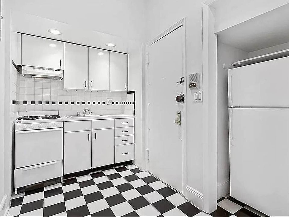 1st image of 145 E 61st St APT 4A