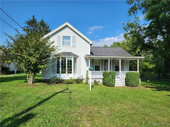 721 Willardshire Rd, Orchard Park, NY 14127