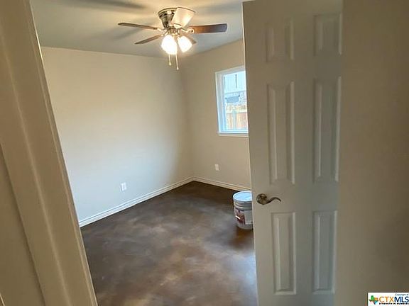 5th image of 906 E Avenue B
