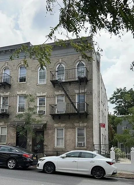 1st image of 566 39th St #A