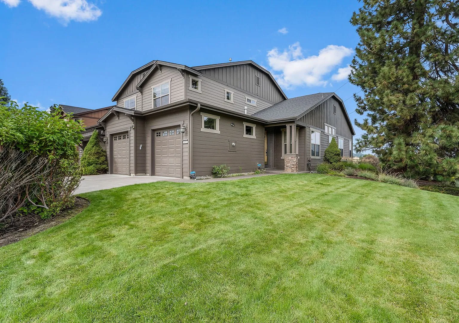 3 Bed 2.5 bath plus Office/den-Townhome-River Views — Photo 1