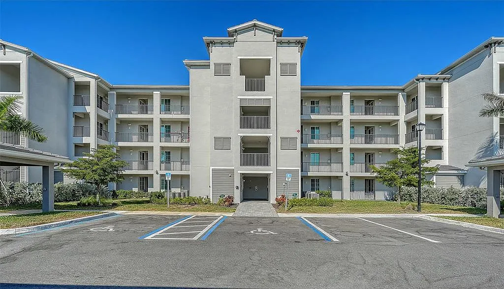 2 bed, 2.0 bath, 1301 sqft, $2,200 — Photo 2