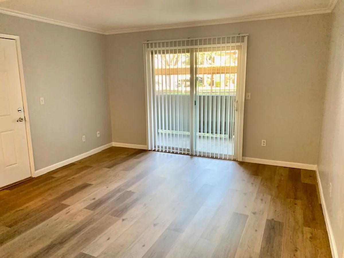 Building Photo - 1163 Lakeview Cir