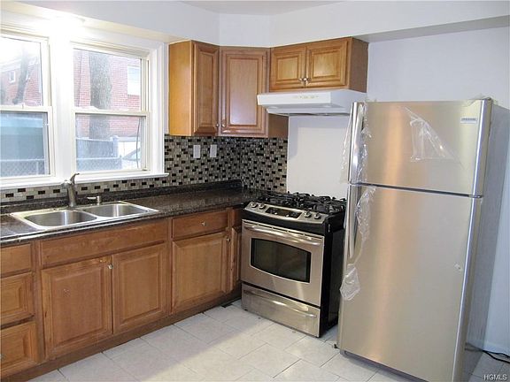 4th image of 74 Lynton Pl