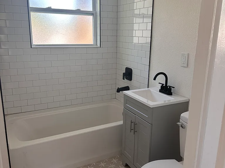 303 W Emma St #1/2 — Photo 17