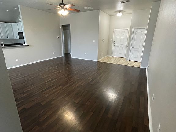 5th image of 2104 Oakridge Dr