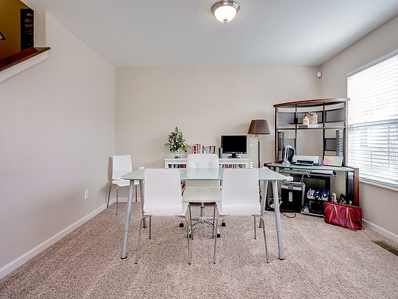 4th image of 581 Slaybaugh Dr
