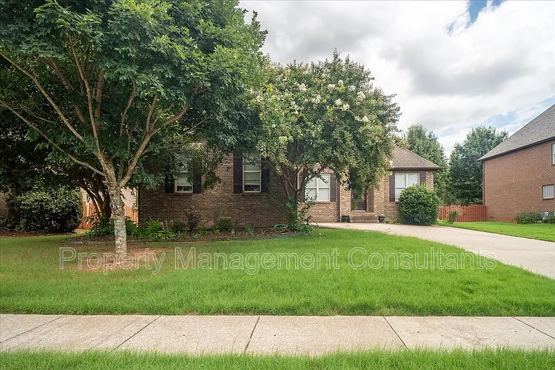 4 bed, 2.0 bath, 2830 sqft, $2,600 — Photo 2