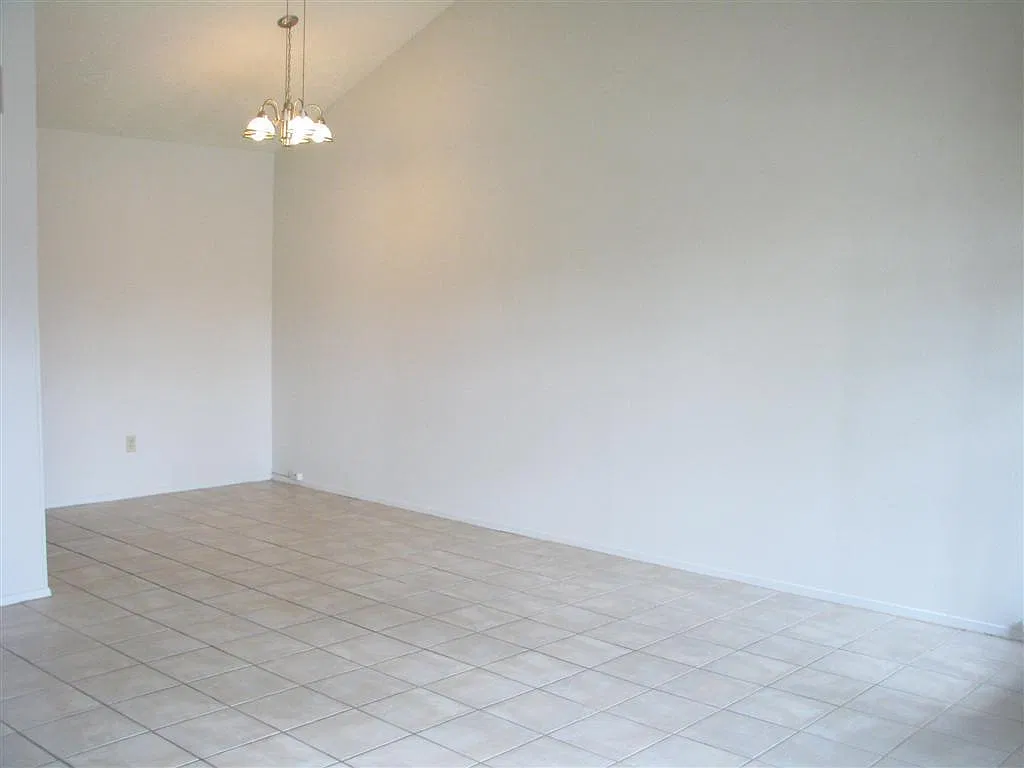 3 bed, 2.0 bath, 1296 sqft, $1,750 — Photo 4