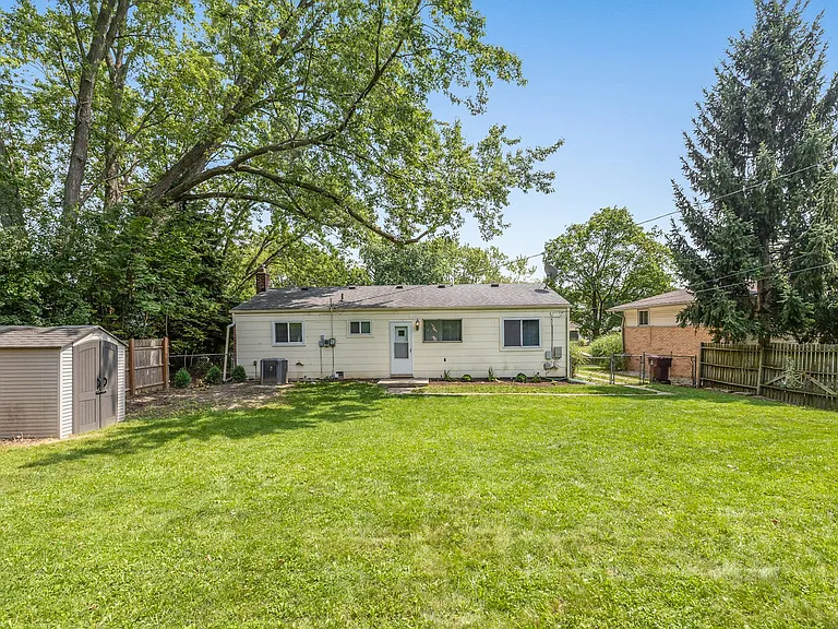 621 Susan Dr — Photo 29