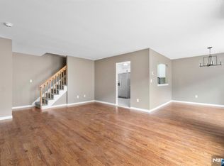 557 Ridge Ln, Fort Lee, NJ 07024