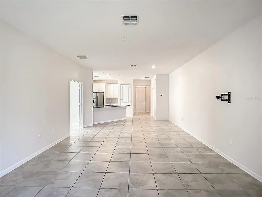 3 bed, 2.0 bath, 2110 sqft, $2,400 — Photo 4