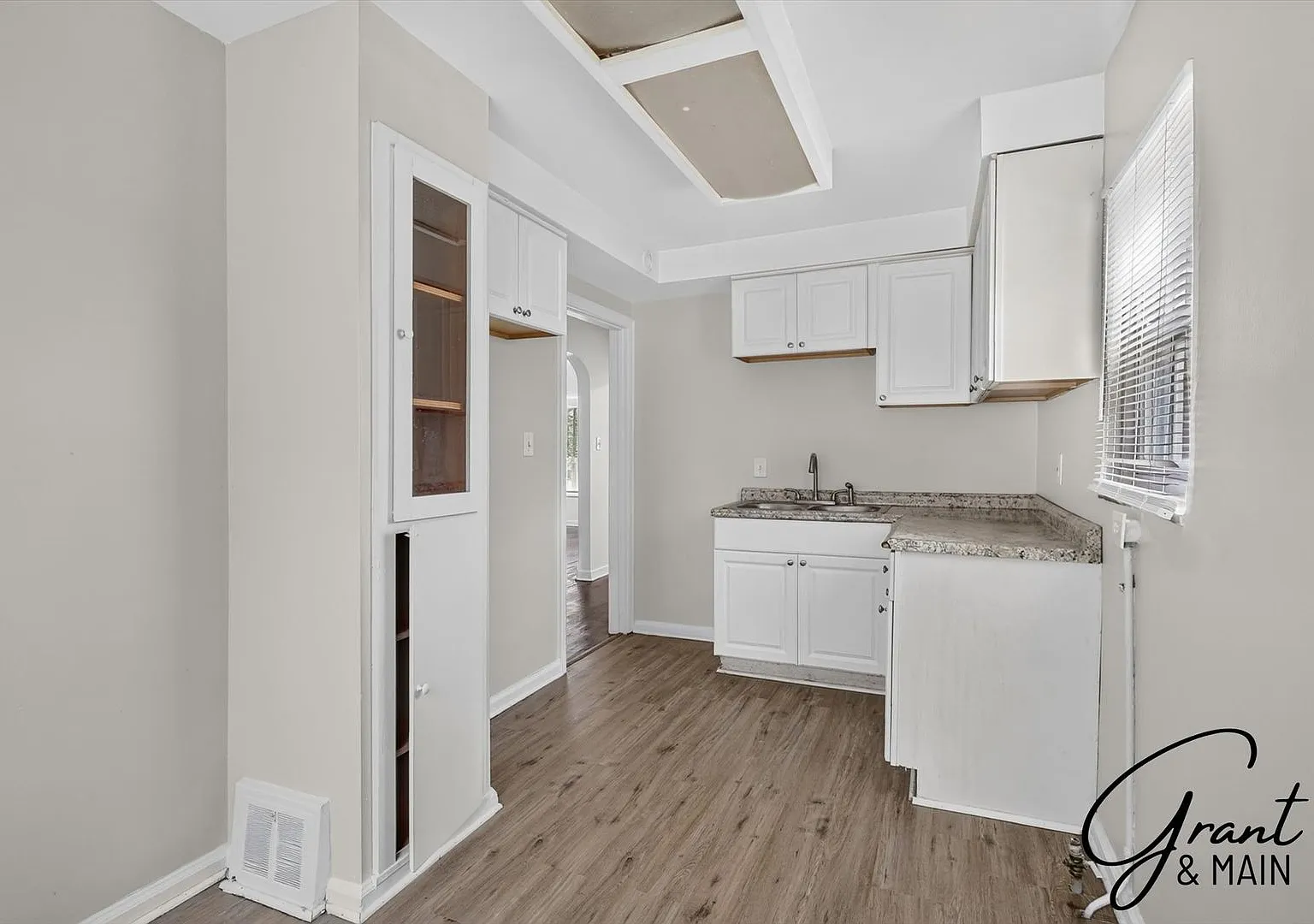 3 Bedroom Brick Bungalow - $1,350 — Photo 4
