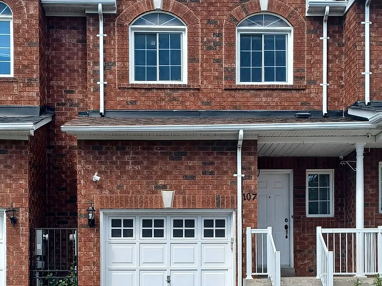 107 Dooley Cres — Photo 1