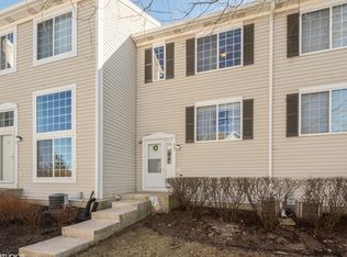 807 E Victoria Cir #26-4, North Aurora, IL 60542