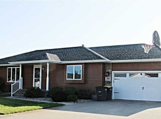 1406 S Pine Ridge Ct, Juniata, NE 68955