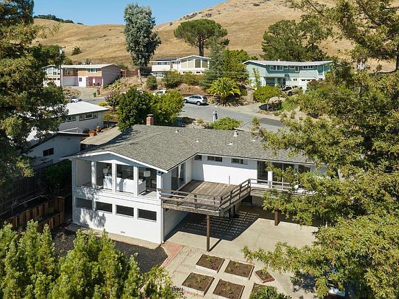 2nd image of 655 Knocknaboul Way