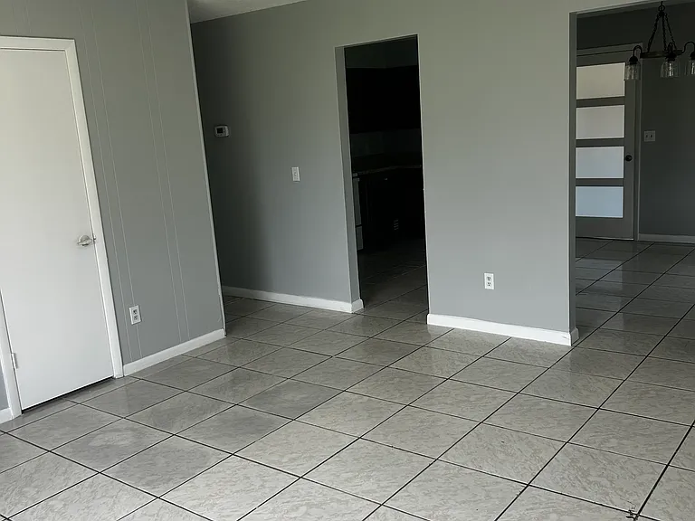 909 Midway St — Photo 11
