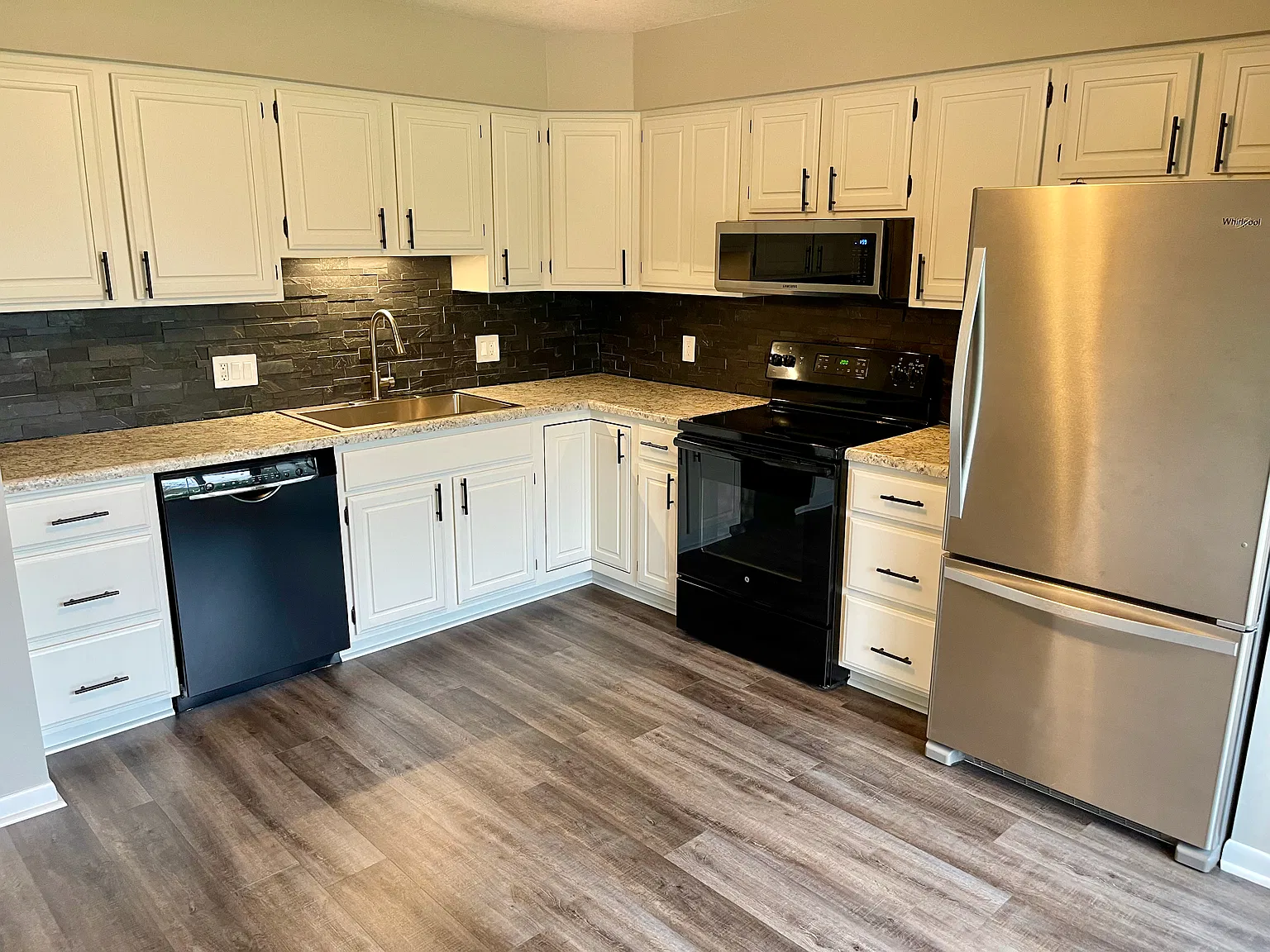 2 bed, 1046 sqft, $1,650 — Photo 2