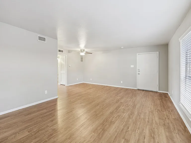 Premier Gardens Apartments — Photo 57