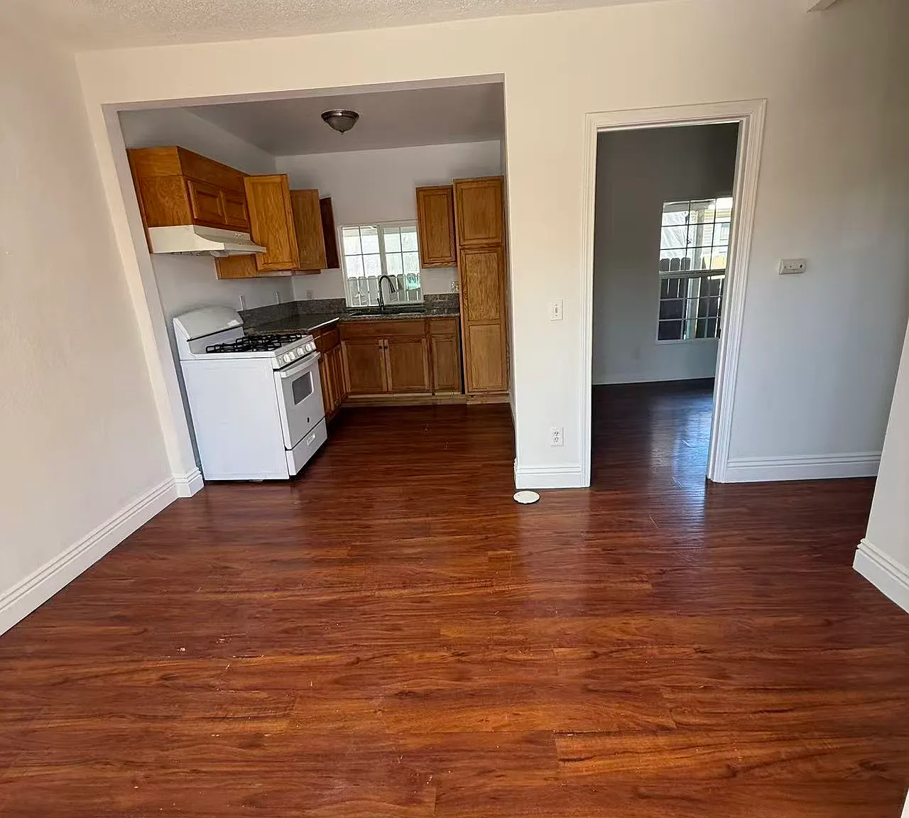 305 N 2nd St — Photo 2
