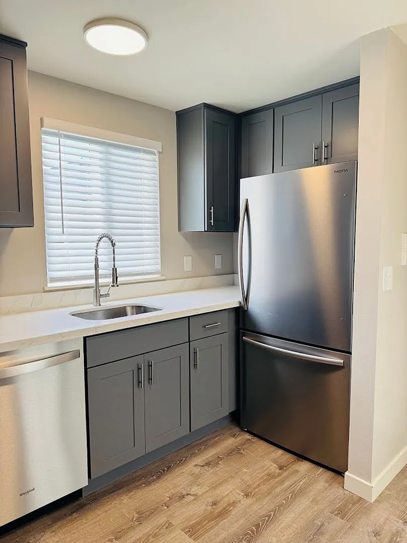North Holland Apartments — Photo 4