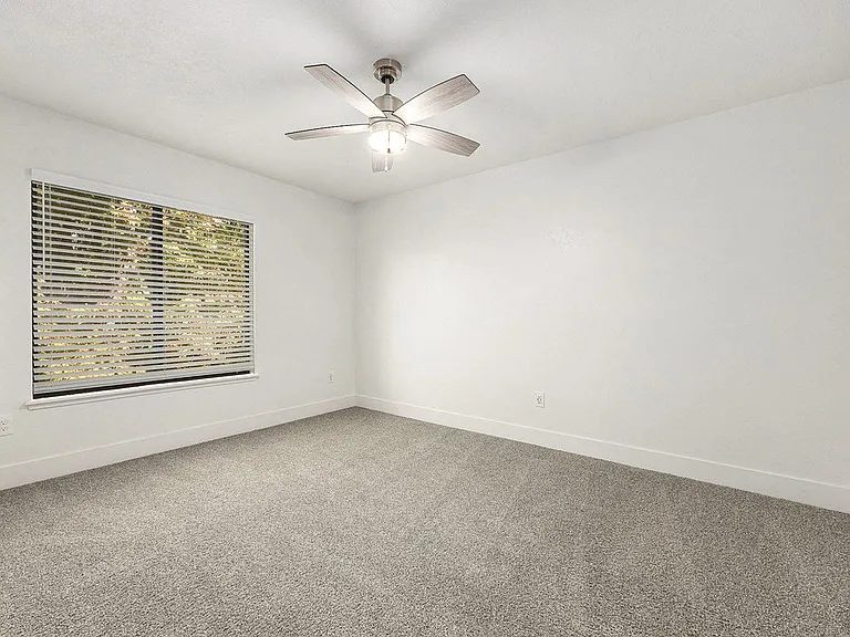 Byron Lakes Apartments — Photo 54