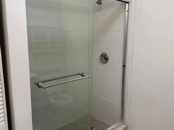 4th image of 400 SE 11th Ct #F