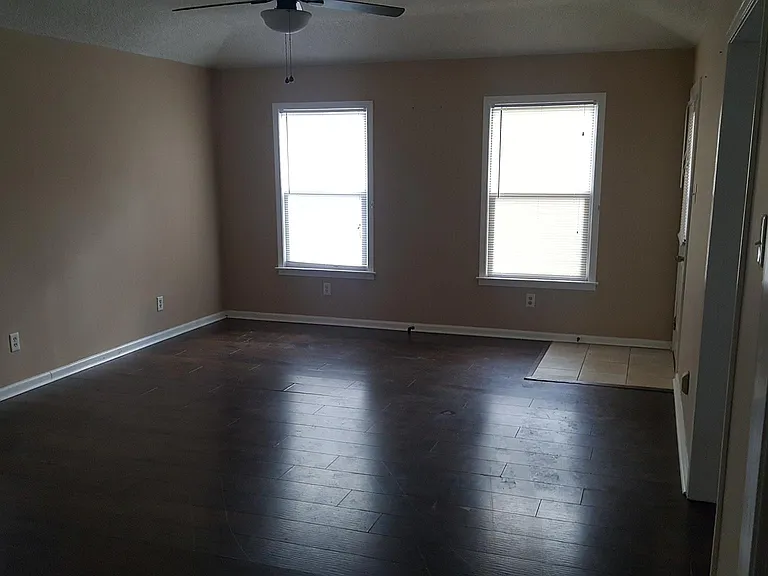 386 N Oak Grove Rd — Photo 3