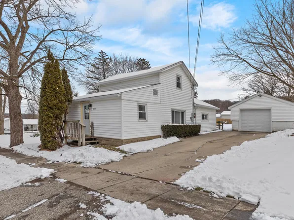 434 N Tabor St, Lyons, MI 48851