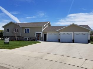 1115 Clover Ct, Aberdeen, SD 57401