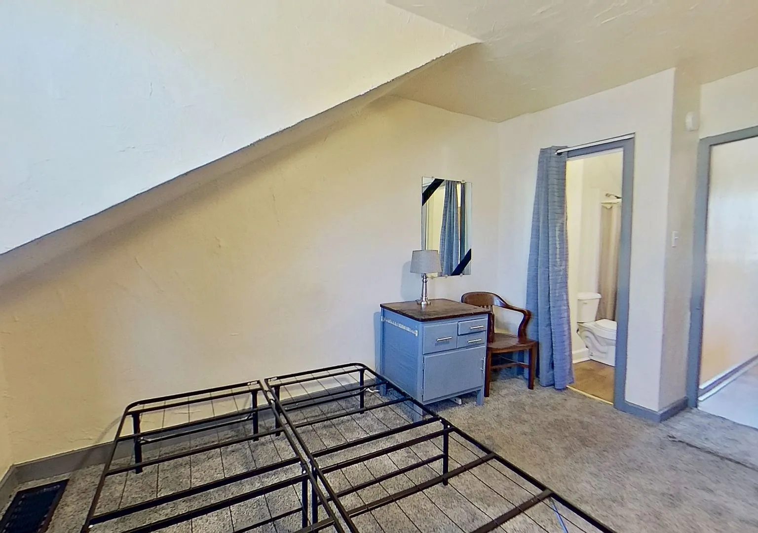 2nd Floor Apartment w/ ALL Utilities Included — Photo 4