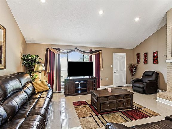 3rd image of 2633 Lexington Dr