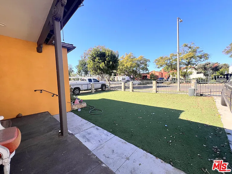 2652 S Bedford St — Photo 24