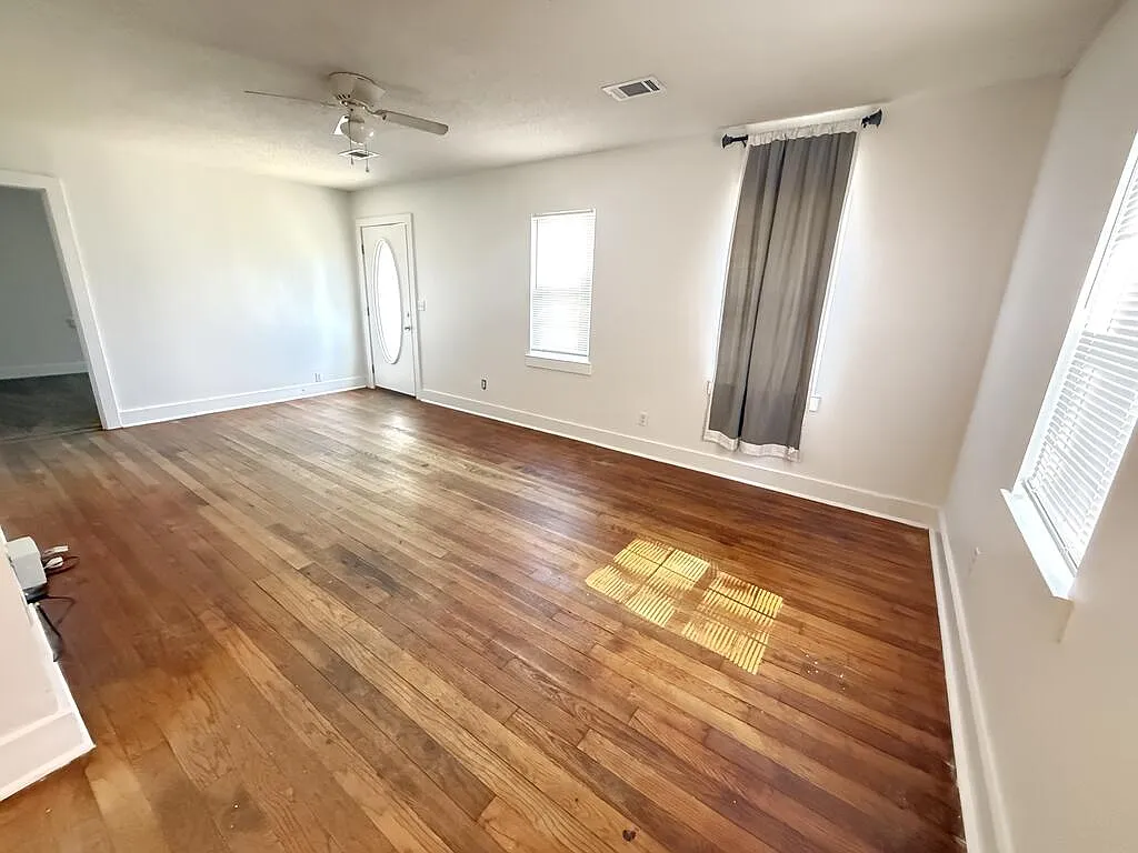 3 bed, 2.0 bath, 1450 sqft, $1,300 — Photo 2
