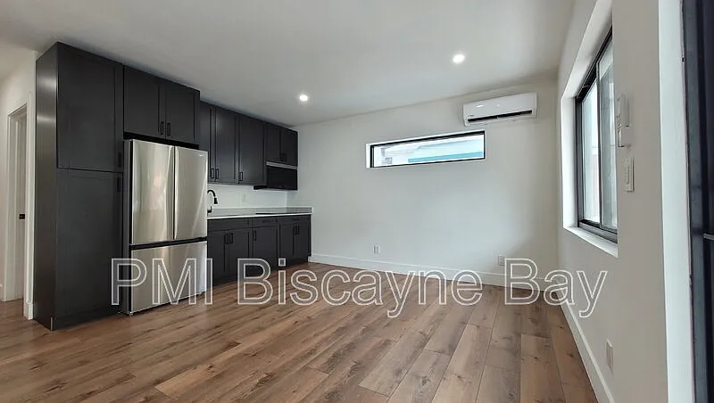 2 bed, 1.0 bath, $2,100 — Photo 2