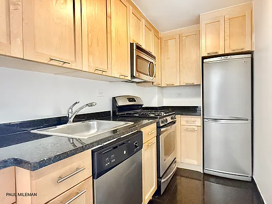 Rented by Manhattan Realty Group | media 8