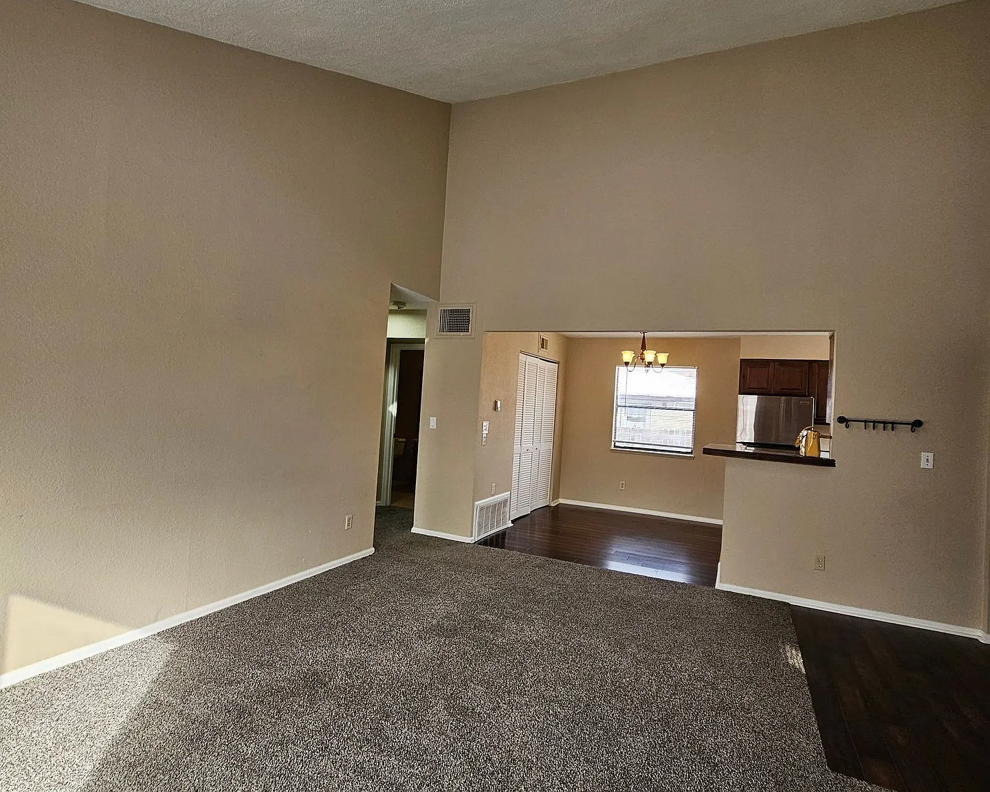 Charming 2 Bedroom 2 Bath w/ Large Yard, 1 Car Garage and Central Air/Heat — Photo 3