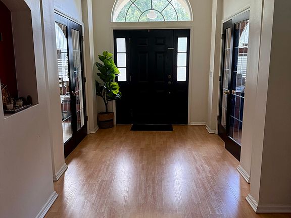 4th image of 1011 W Tennessee Trce