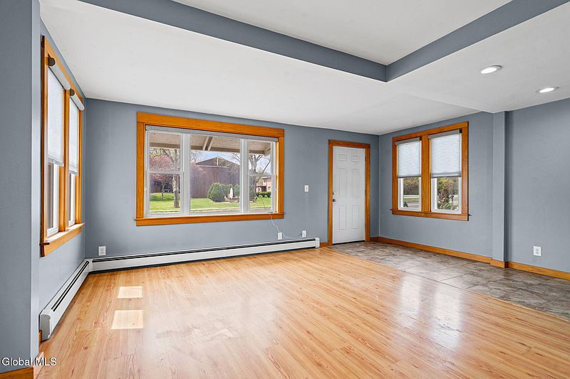 5th image of 3041 Hamburg Street