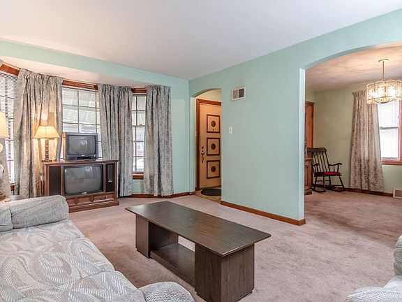 3rd image of 4854 W Waveland Ave