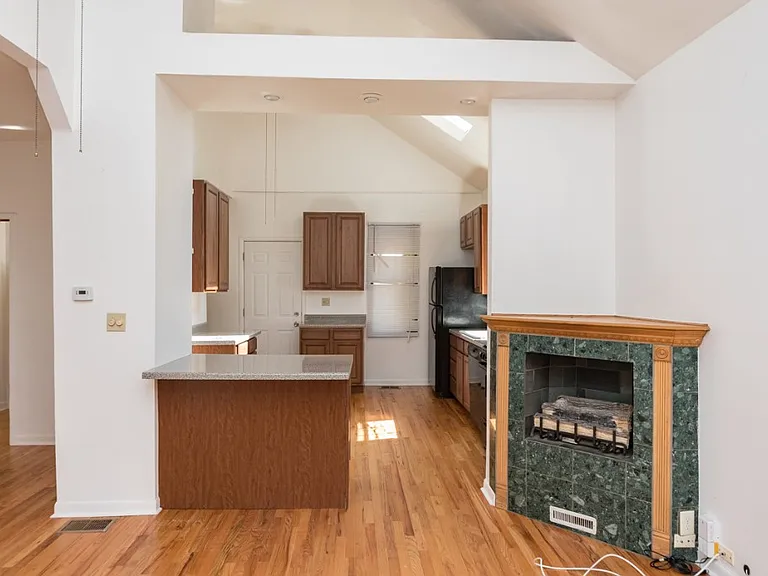 1043 W Grace St #CH — Photo 9
