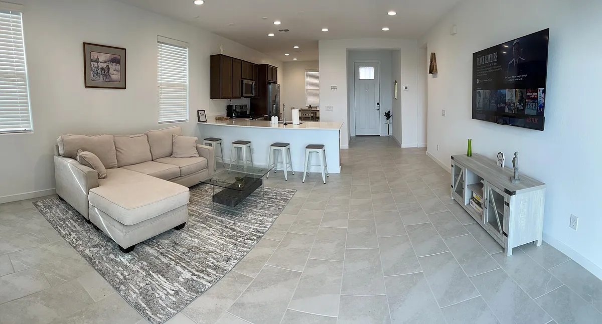 Building Photo - 8903 W Solano Dr